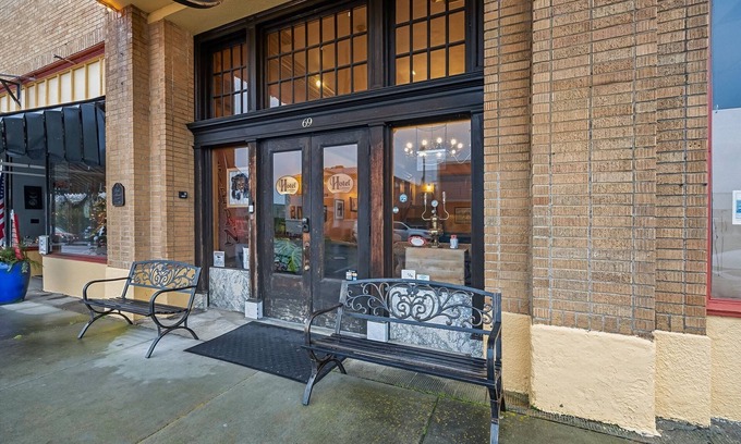 Cathlamet Condo | NEW! Hotel Cathlamet Room 218 - Queen Suite