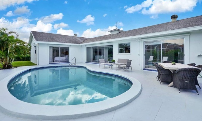 Tequesta House | NEW Idyllic Coastal Family Home Close To Beaches, Restaurants and Inlet
