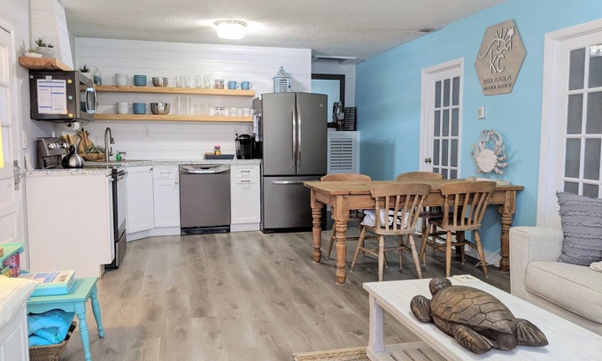 Kiska Beach Cottage | NEW!Kiska Cottage: Fall & Snowbird Deals:Short walk to beach:bikes + chairs incl