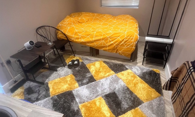 Marlborough Apartment | New large studio flat with garden