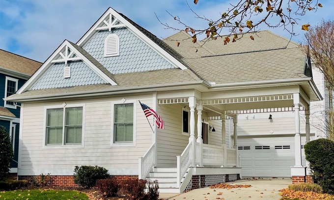 The Commons House | New Listing: Bayside Resort: Beautiful 5 Bedroom House -Close to Pool! - Sleeps