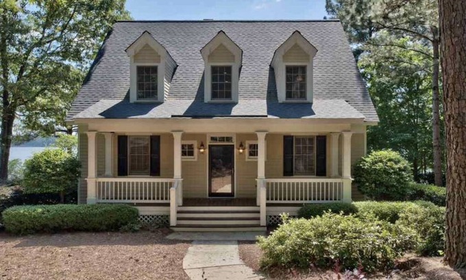 Lake Oconee Cottage | New listing! Spacious Waterfront Cottage! Family Friendly Getaway!