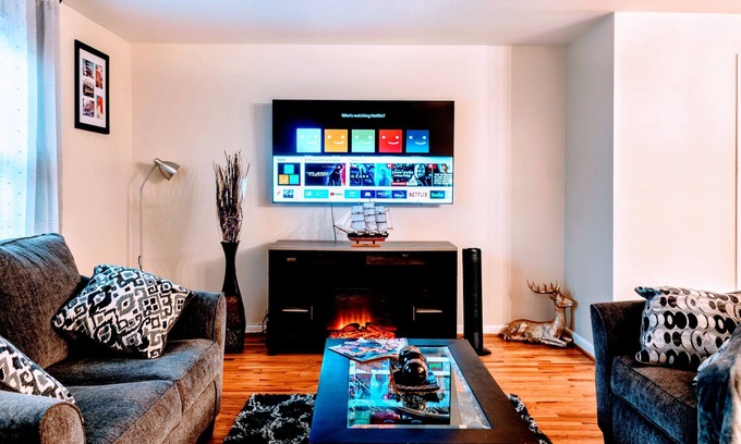 Garrison House | New!!! Luxury-3BR-Townhome w/ Free Wifi and Parking