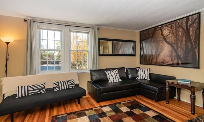 Bryn Mawr House | NEW-Luxury: Mainline Train, Colleges, Hospital