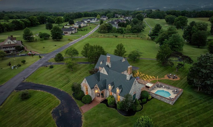 Luray House | New! Luxury Retreat – Pool, Hot Tub & Fire Pit