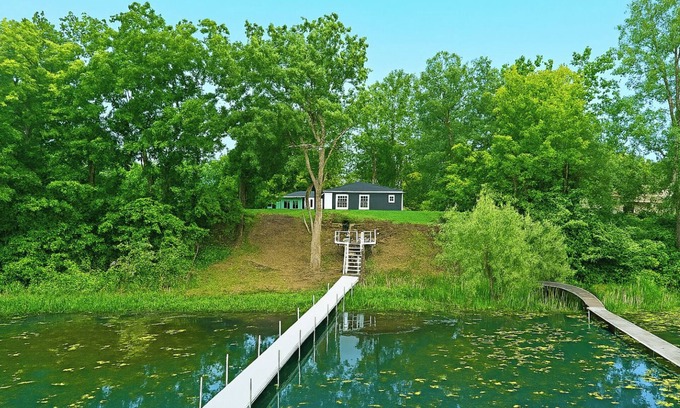 Drayton Plains House | New! Private Lakefront Retreat [3BR/2BA] Game Room