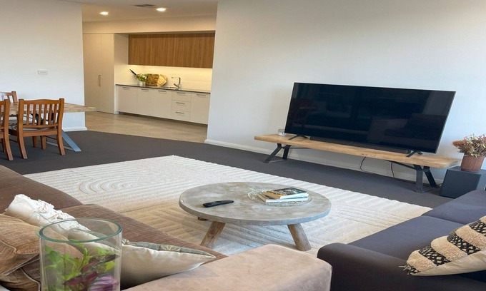 Cooks Hill Apartment | *new property* Darby Delight - walk to beach and restaurants