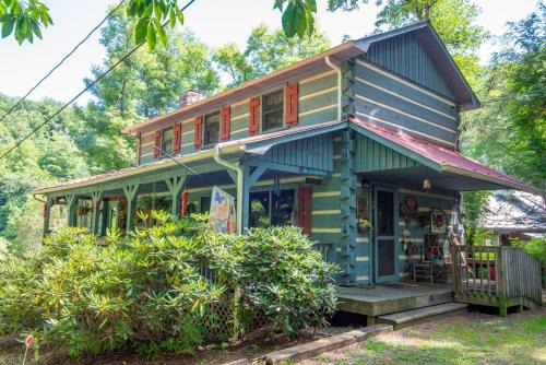 Fleetwood House | New River Access, Sleeps 9, Fire Pit, Dogs Welcome