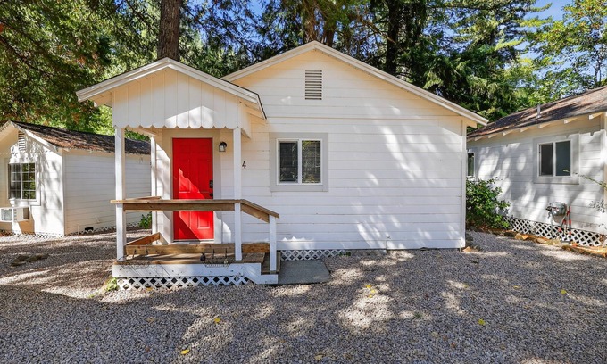 Cobb Apartment | NEW! Rouge Cobb Mountain Hotel - Cabin 4