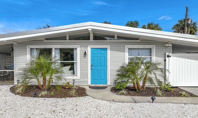 Sarasota House | NEW! Sea Mist Hideaway | Lanai, Outdoor Lounge + Fire-Pit!