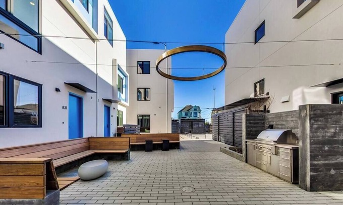 Downtown Oakland Apartment | New Stylish Studio Suite Near Downtown!