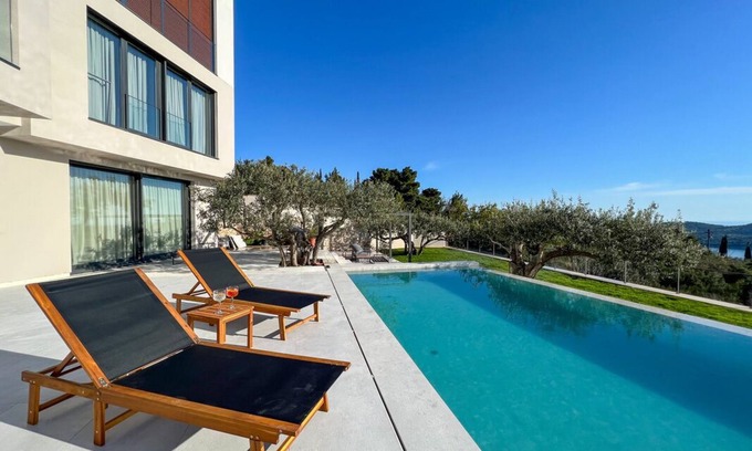 Orasac House | New Villa O in a peaceful setting with a sea view, great for friends and family