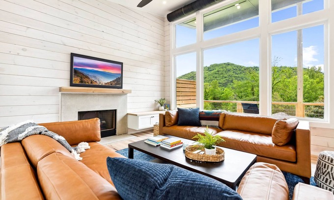 Clayton House | ⛰️ Newly Built Alpine Cabin 2023 - Mountain Views + Walk To Town - Hot Tub