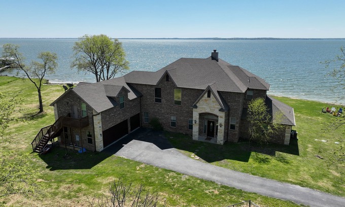 Kerens House | Newly Built Waterfront Lakehouse w/Private Pier