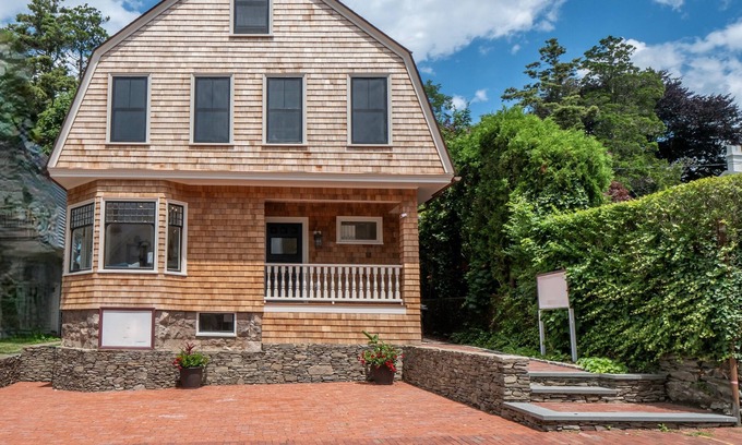 Historic Hill House | Newly fully renovated 5 bedroom close to all that Newport has to offer