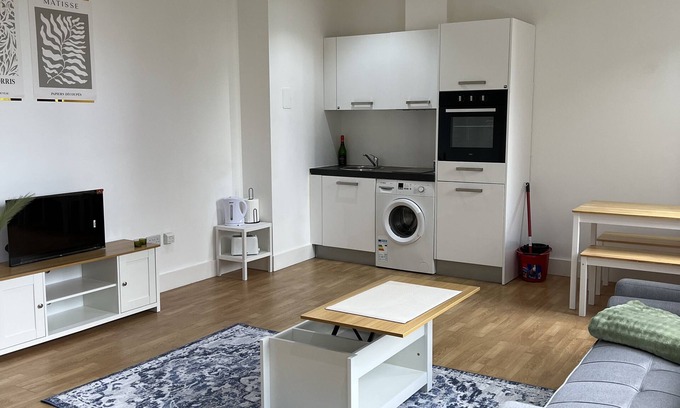 Borehamwood Apartment | Newly furnished studio in Borehamwood