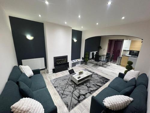 Bilston House | Newly Refurbed 5 Bed House for Contractors, Families & Relocation- Cosely Wolverhampton