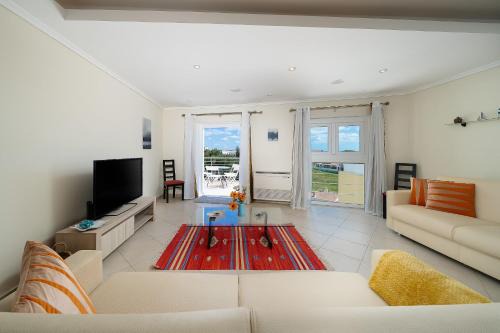 The Strip Apartment | Newly Remodeled 2BD Brilliant Oura Strip 9min beach