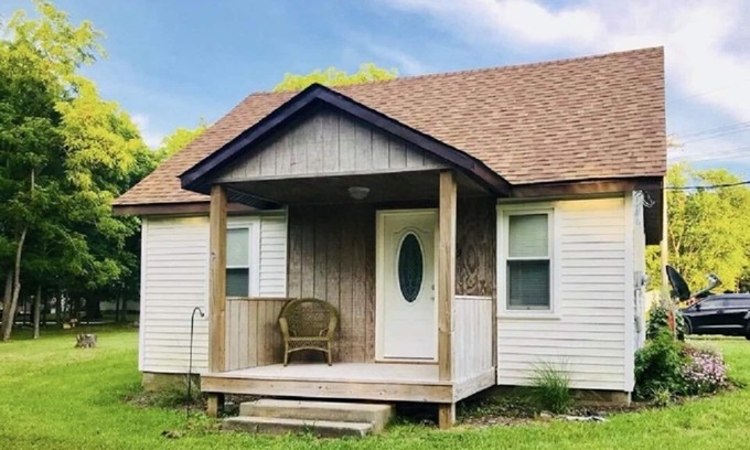 Windsor House | Newly remodeled, cozy cottage only steps away from the Katy Trail in Windsor, MO