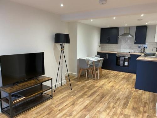 Newport Apartment | Newly rennovated 1-bedroom serviced apartment, walking distance to Hospital or Train Station