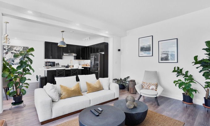 Thorold House | Newly Renovated Modern Home near Niagara!