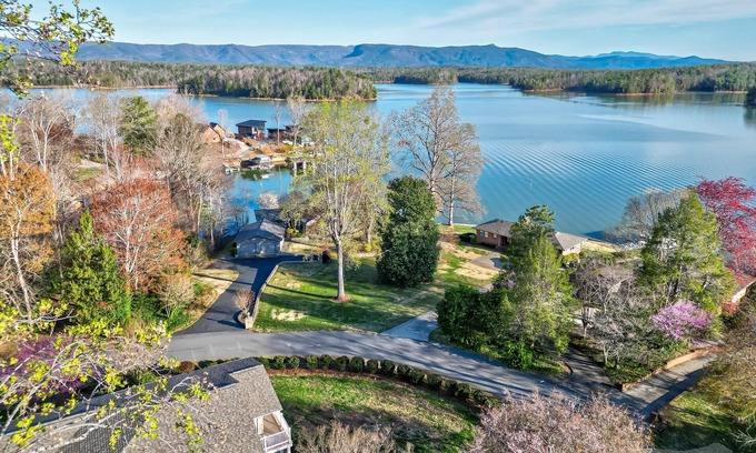 Nebo Apartment | Newly renovated! Spacious apartment w/Lake James and Grandfather Mountain views