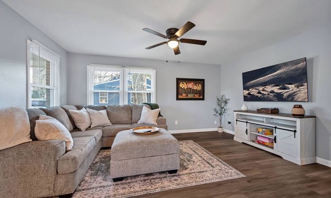 Apex House | Newly Renovated, Steps to Downtown, 2 King Beds