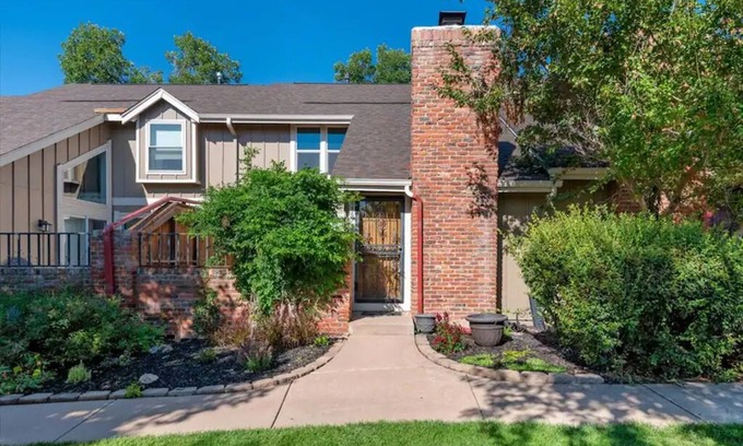 Ken Caryl Ranch Plains House | Newly Renovated Two-Story Townhouse w/Two Car Garage Close to the Mountains