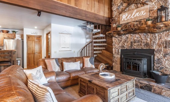Mammoth Lakes House | Newly updated 2 Bedroom plus Loft, 3 Full Bathrooms, Sleeps up to 8 people Steps to Free Shuttle