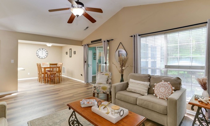 Williamsburg House | NEWLY UPDATED! Charming 2 Bedroom Townhouse near Prime Outlets - Pet friendly.