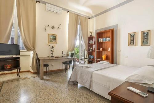 Duomo Apartment | Next to the Duomo of Florence, Raffaello, with Private Patio