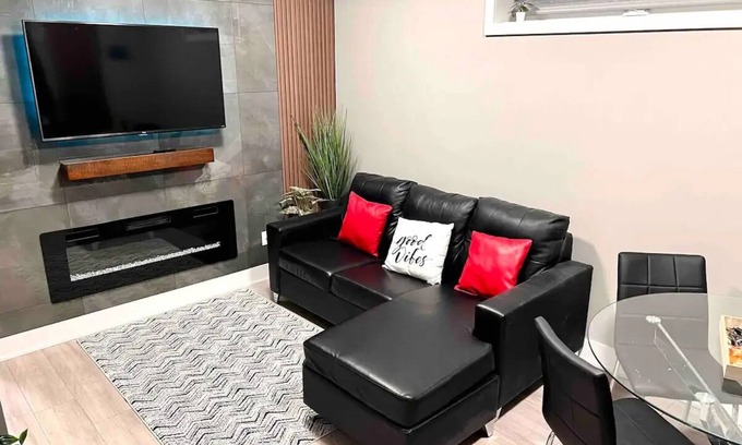 Niagara Falls House | Niagara Getaway across Fallsview! Pet-Friendly!n2-3 Min Drive to Fallsview, nn