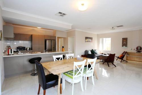 Canning Vale Apartment | Nice and Neat House for your Journey - Renovated