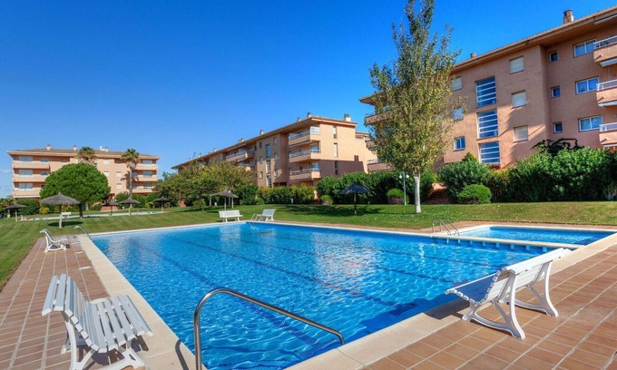 Mas Pinell Apartment | Nice apartment for 6 people with WIFI, pool, TV, terrace and parking