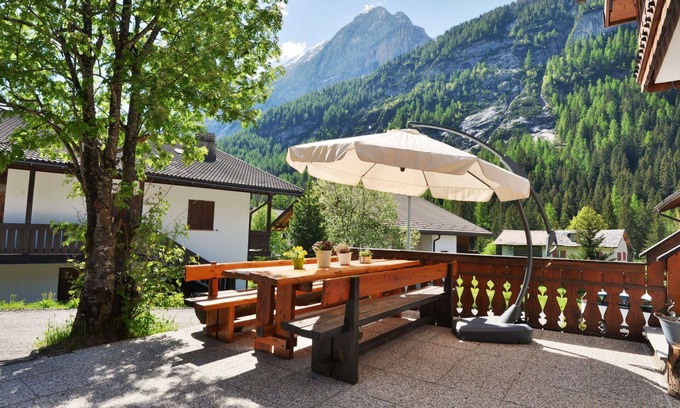 Penia Apartment | Nice apartment for 6 guests with WIFI, TV, patio and parking