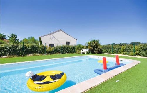 Le Sambuc Apartment | Nice Apartment In Le Sambuc With Wifi