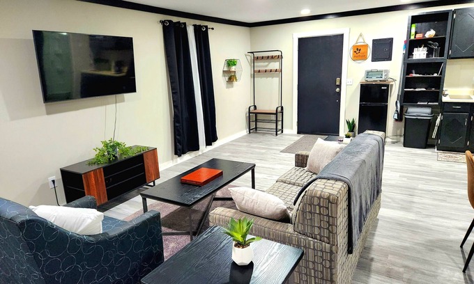 St. Martin Apartment | Nice Detatched Garage Studio Apartment Minutes from everything!Private Entrance!