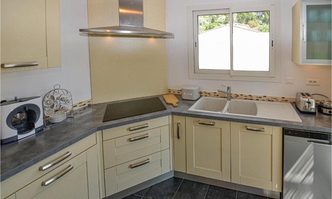 Ceyreste House | Nice home in Ceyreste with 5 Bedrooms, Jacuzzi and Outdoor swimming pool