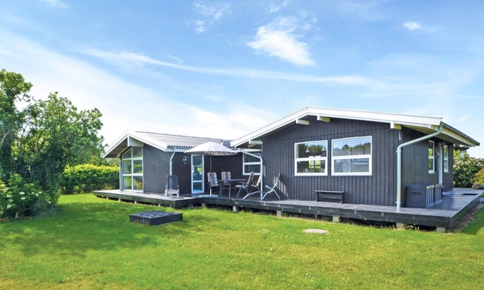 Bønnerup Strand House | Nice home in Glesborg with kitchen