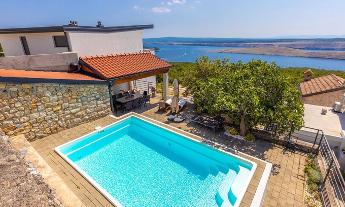 Smrika House | Nice home in Grmani with kitchen