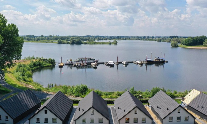 Kerkdriel House | Nice home in Kerkdriel with kitchen