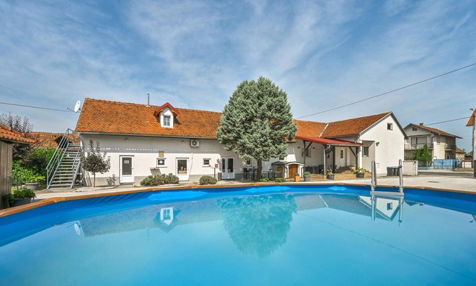 Majerje House | Nice home in Majerje with sauna