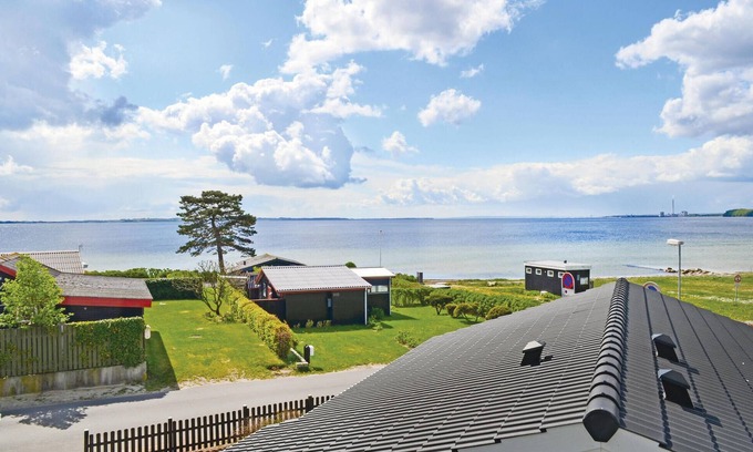 Ronde House | Nice home in Rønde with WiFi