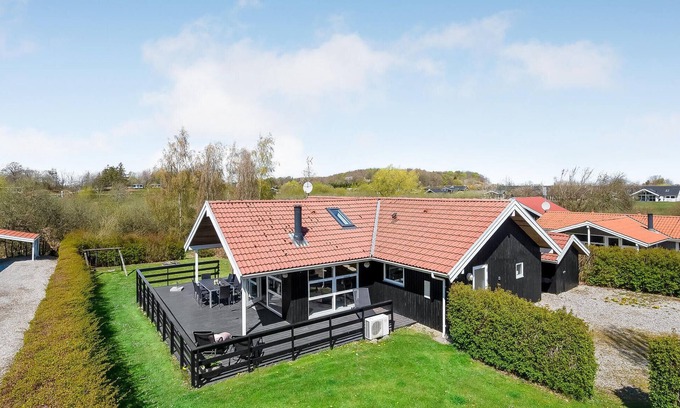 Spodsbjerg House | Nice home in Rudkøbing with kitchen