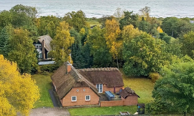 Bøtø By House | Nice home in Væggerløse with sauna