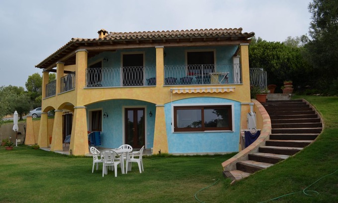 Pula Apartment | Nice two-room apartment with large garden with green lawn and vegetation
