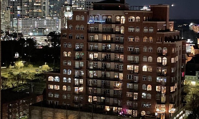 Buckhead Village Apartment | Nice1 bedroom,1 bath in High rise building with office space