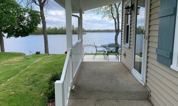North Webster House | Nicely Appointed, Comfy Cottage ON THE LAKE with Awesome Views - Sleeps 10