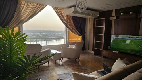 Cairo Apartment | Nile Retreat The perfect Nile and Pyramids View in Maadi شقة فندقية علي النيل مباشرة