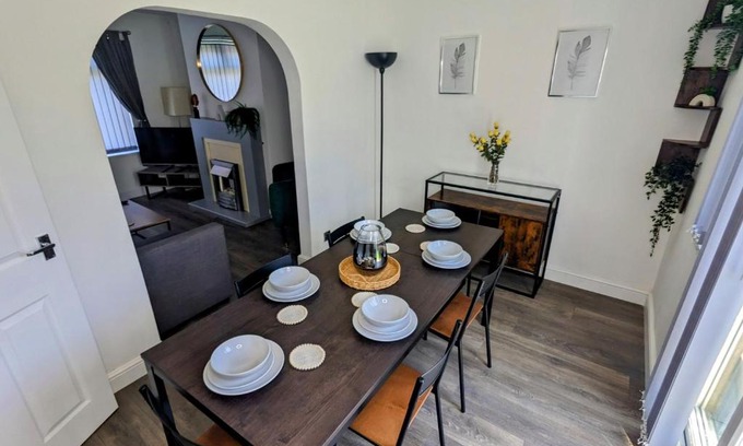 Liverpool House | No 51 - Spacious 3 Bed Home - Free Parking - Wi-Fi - Contractors